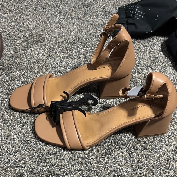 Time and Tru brand new Tan Block Heel Sandals! - Picture 1 of 3